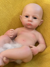 Neugeborene Babypuppe